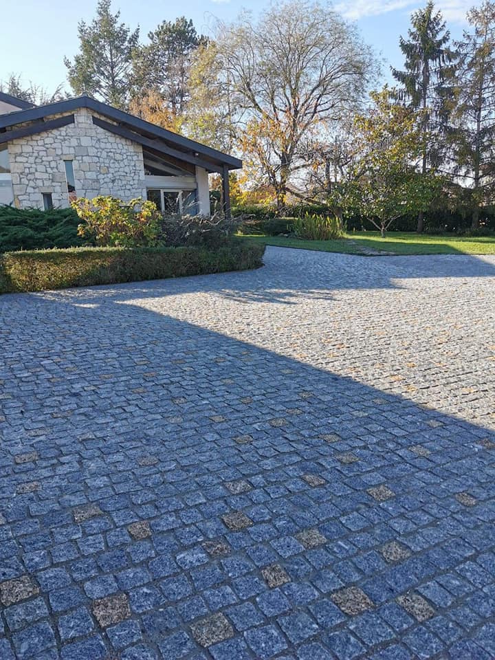 Jardim residencial com calçada artística