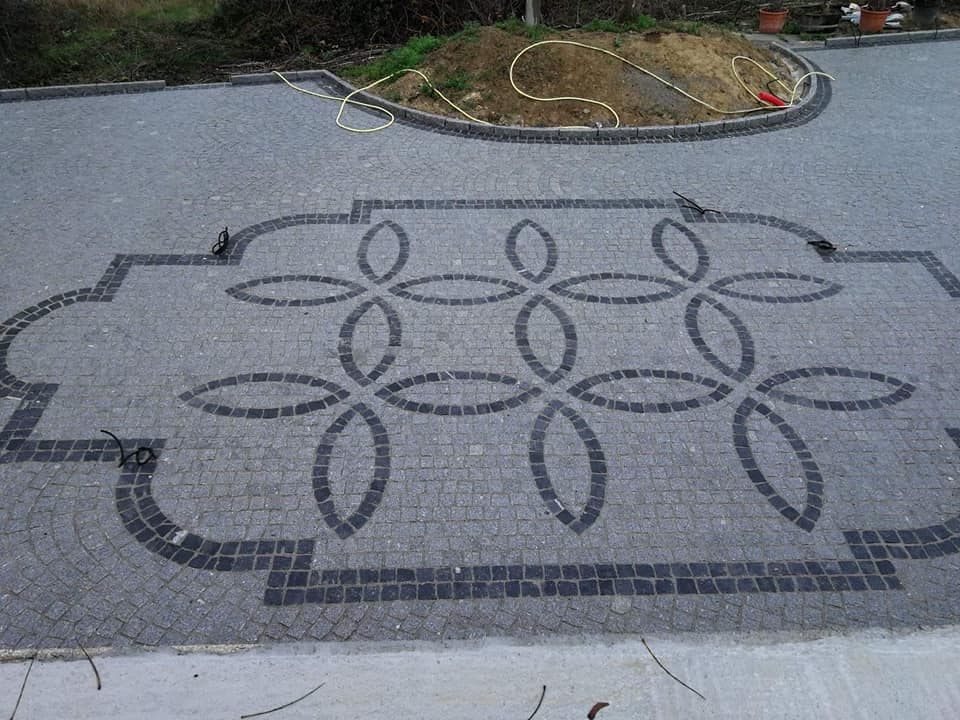 Praça pública com padrão geométrico em calçada